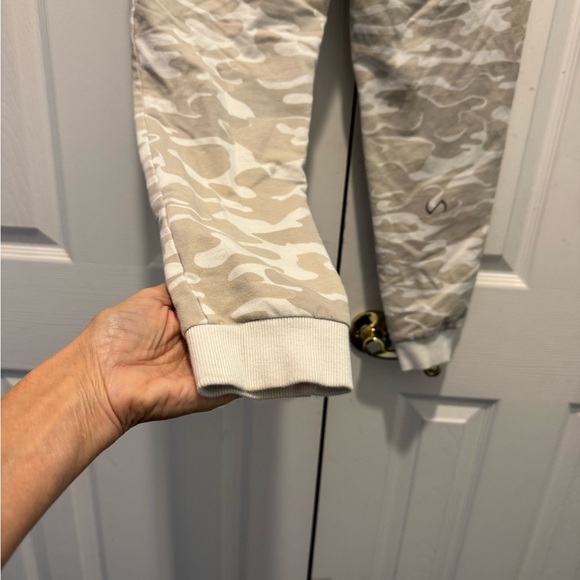 TLF Apparel Camo Joggers Beige Gray Zip Pockets Size Medium - Picture 6 of 10